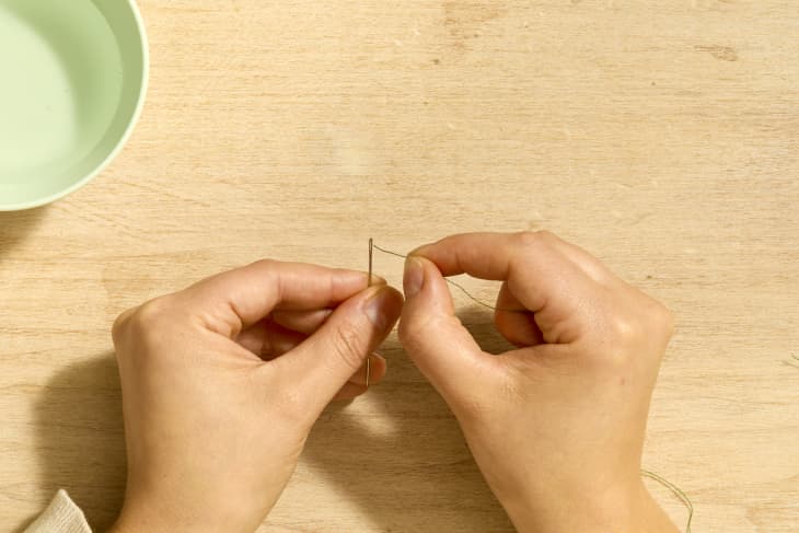 This Method for Threading a Needle Works Like “Magic” | Apartment Therapy